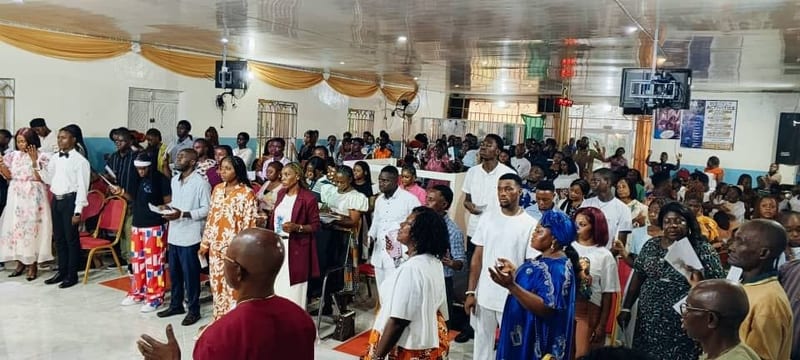 Congregación adorando durante el servicio